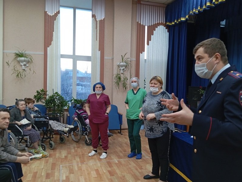 Правоохранители Советского провели встречу с постояльцами круглосуточного пансионата