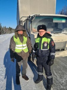 Сотрудники ДПС Советского помогли водителю сломанного автомобиля на дороге