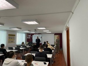 Полицейские Советского провели лекции со студентами колледжа о вреде наркотиков